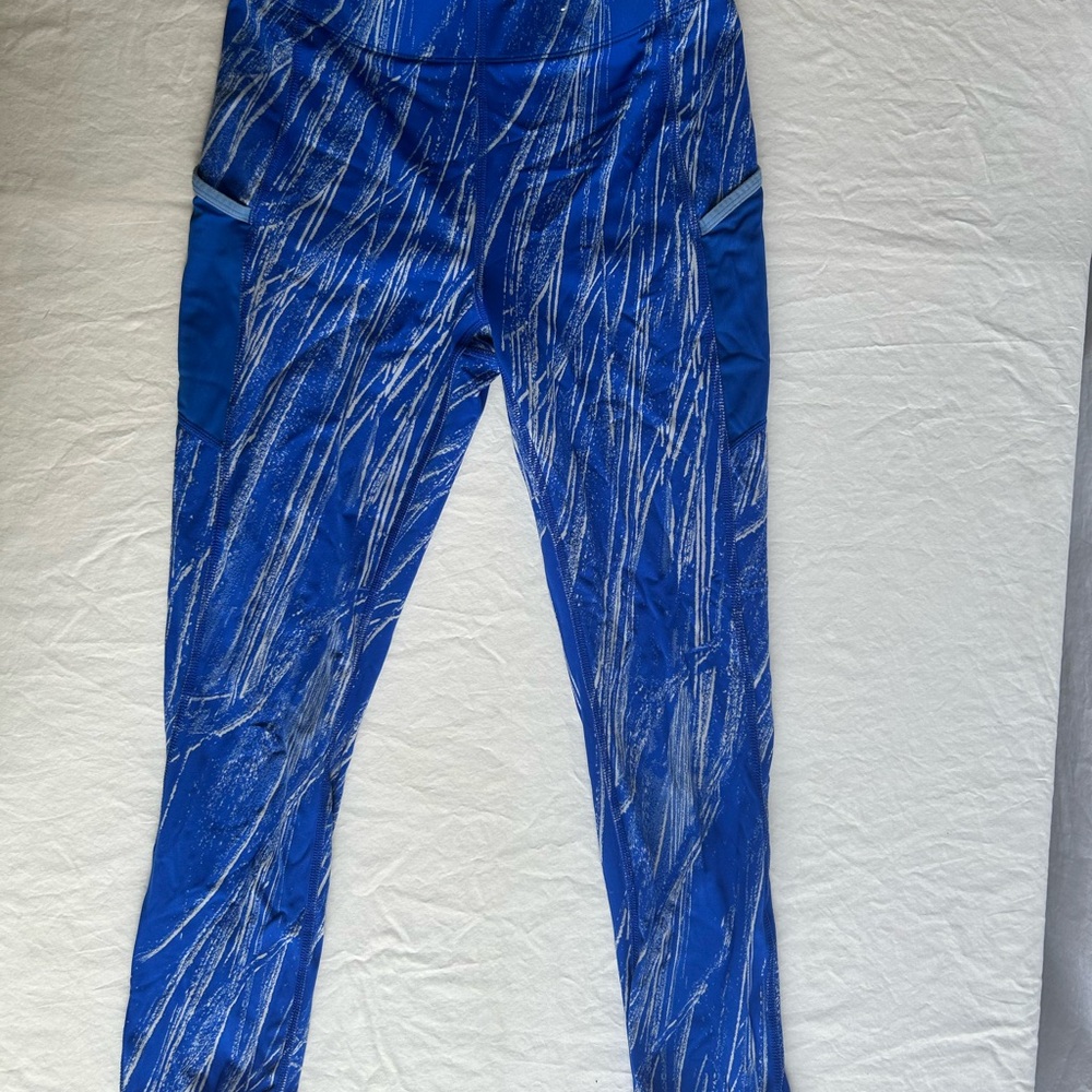 Sports Illustrated women’s medium sized blue leggings with side pockets